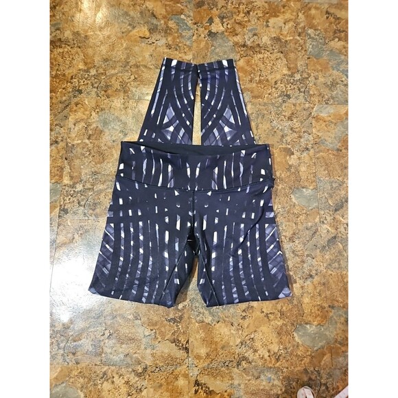 lululemon black and white legging size 8 (L28 ‎ ) - Picture 7 of 8